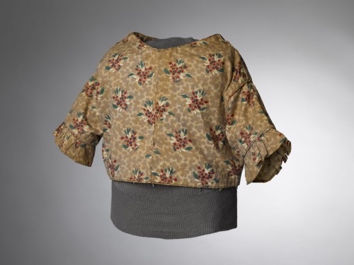 Lila jakje van bedrukt katoen met boeketjes, zonder schoot of rok